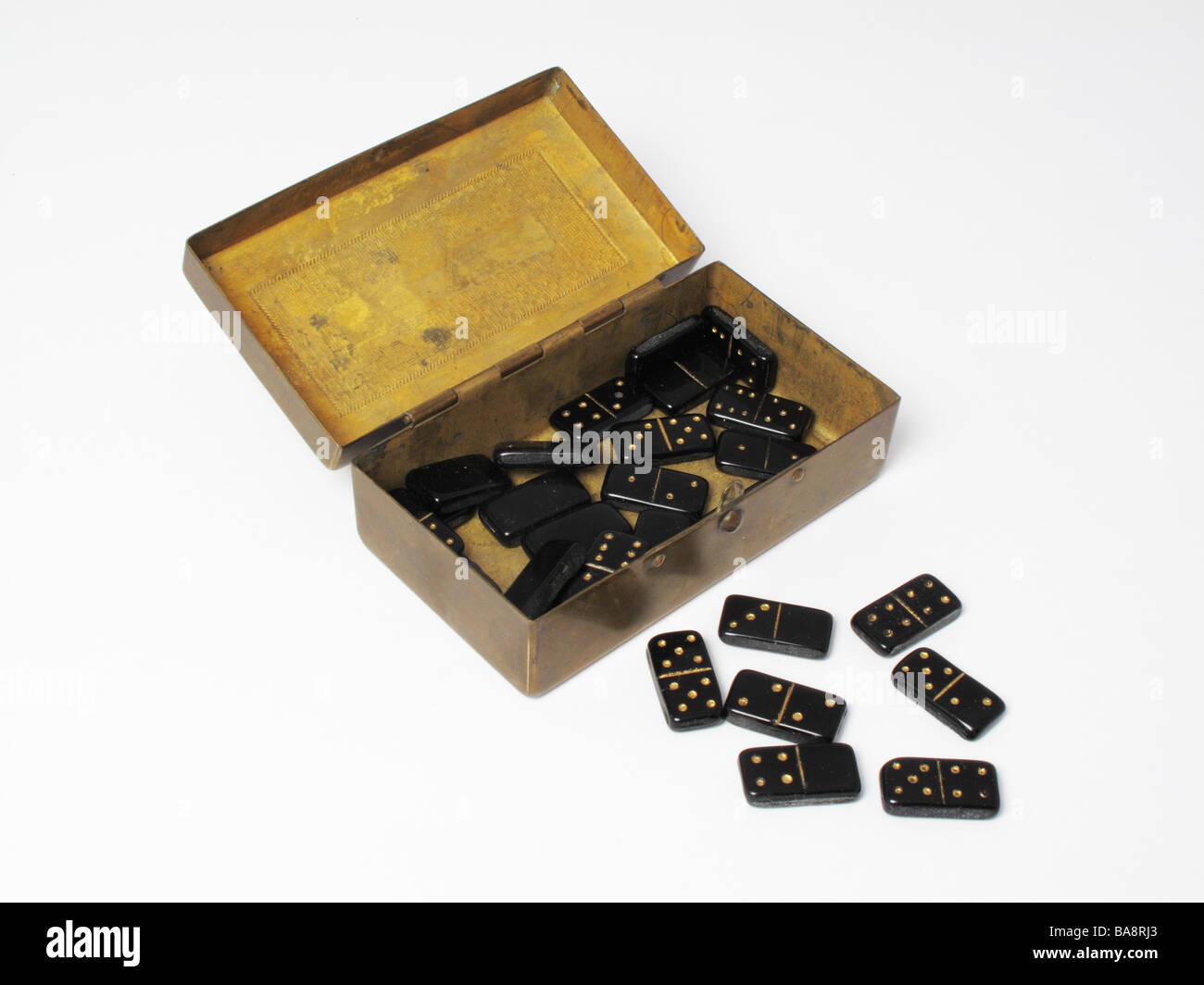 Laiton Antique boîte contenant domineos de verre Banque D'Images