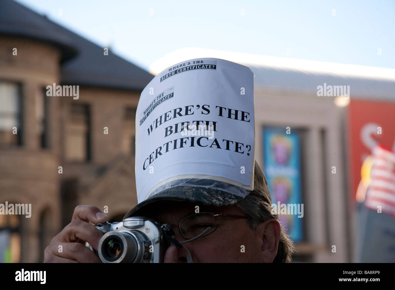 Manifestant portant 'Où est le certificat de naissance signe sur son chapeau à San Jose Tea Party. Banque D'Images