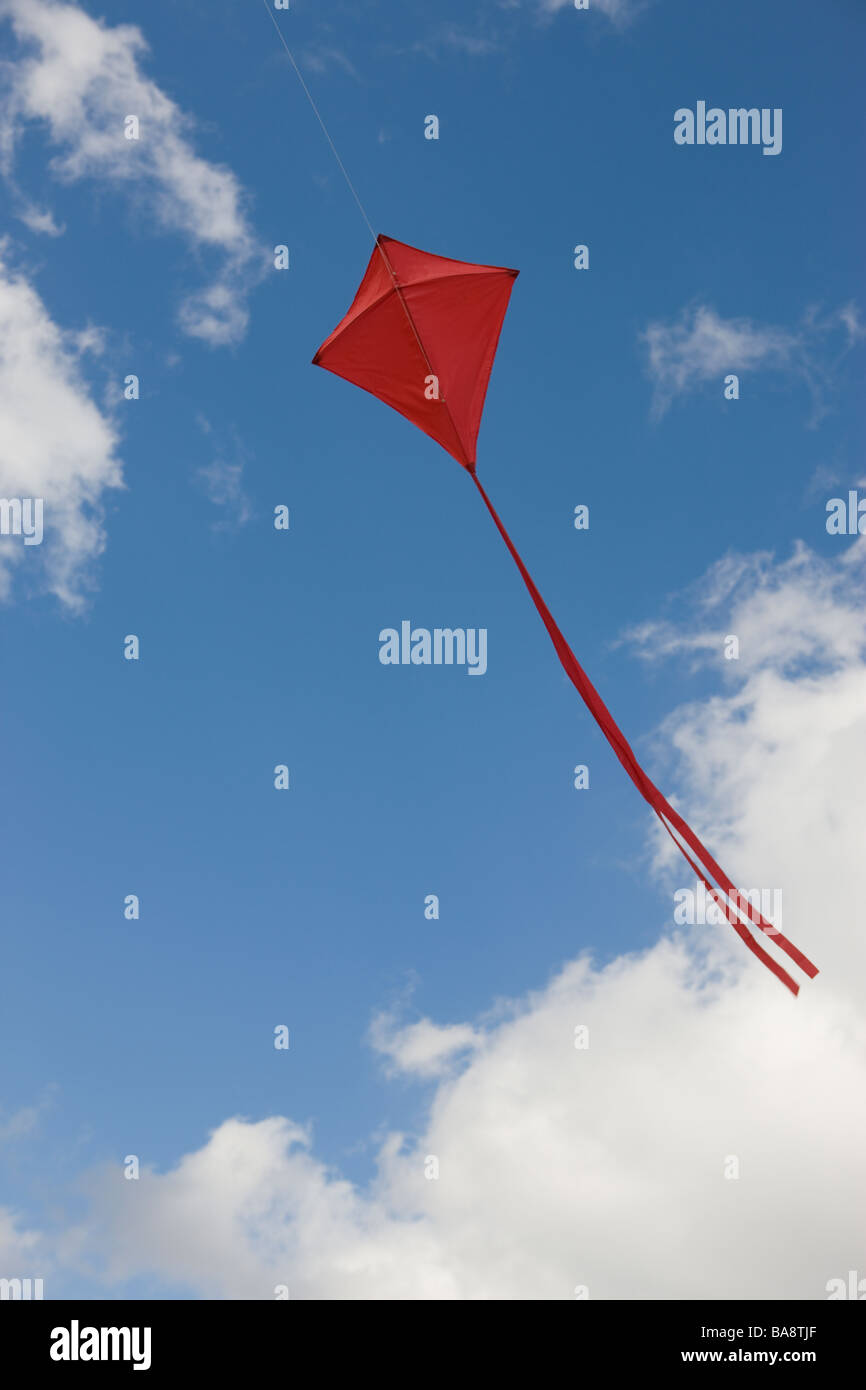 Cerf-volant rouge dans le ciel Banque D'Images