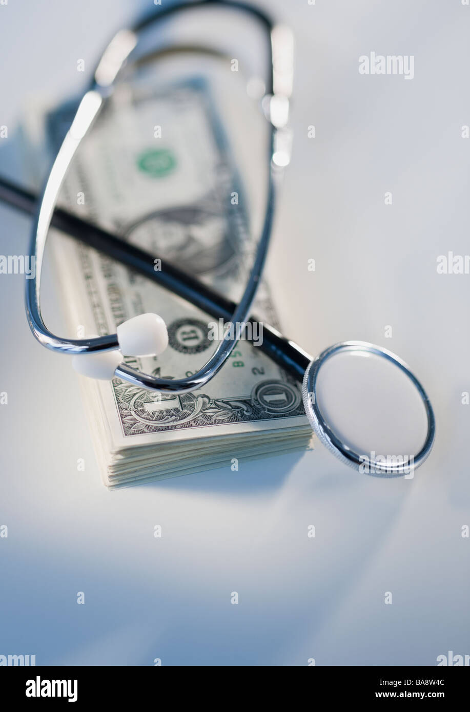Pile de l'argent et stéthoscope Banque D'Images