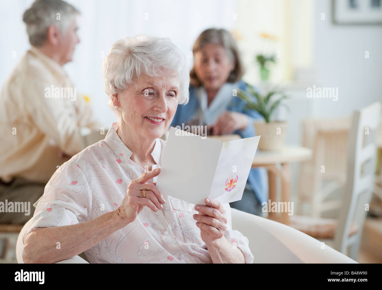 Senior woman reading carte de souhaits Banque D'Images Senior woman reading carte de souhaits Banque D'Images