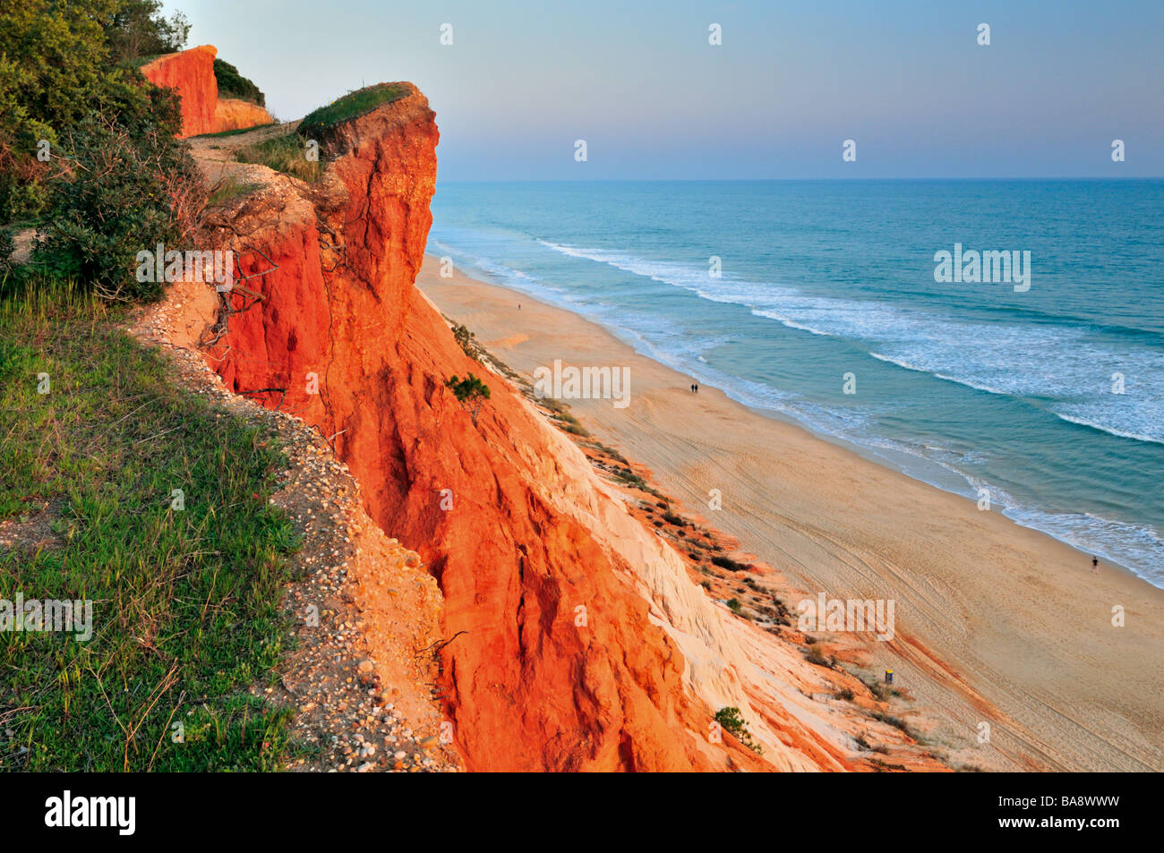 Le Portugal, l'Algarve : Vue de plage de Praia da Falesia Banque D'Images