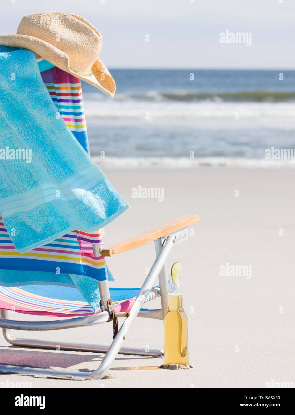 Chaise de plage à côté de la bière Photo Stock - Alamy
