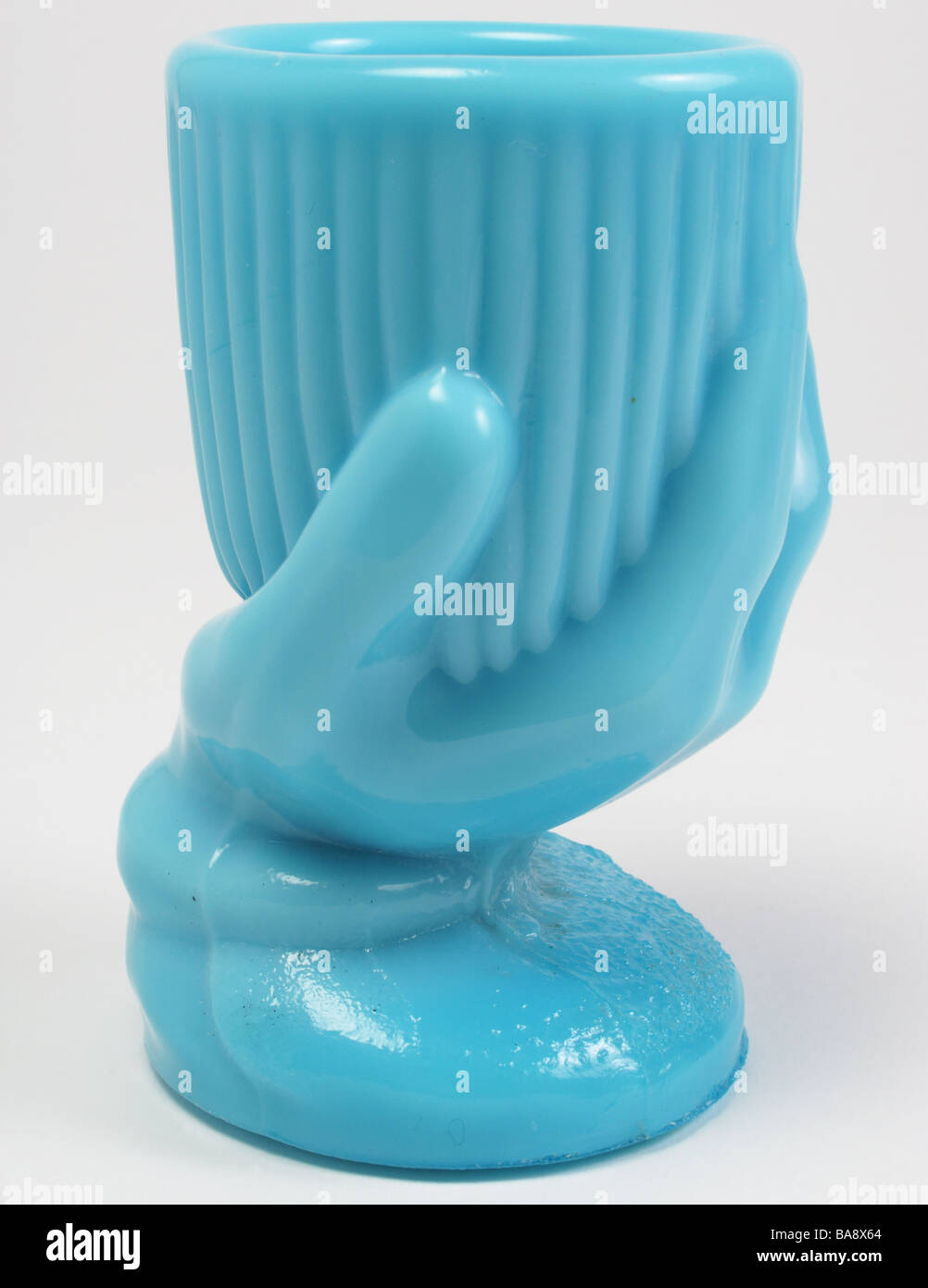 19ème siècle ancien verre bleu main eggccup Banque D'Images