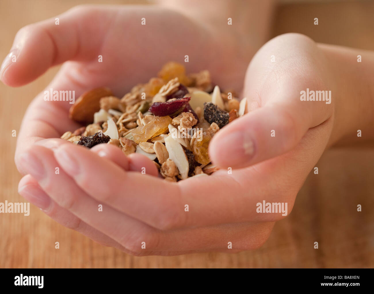 Femme tenant en mains granola Banque D'Images