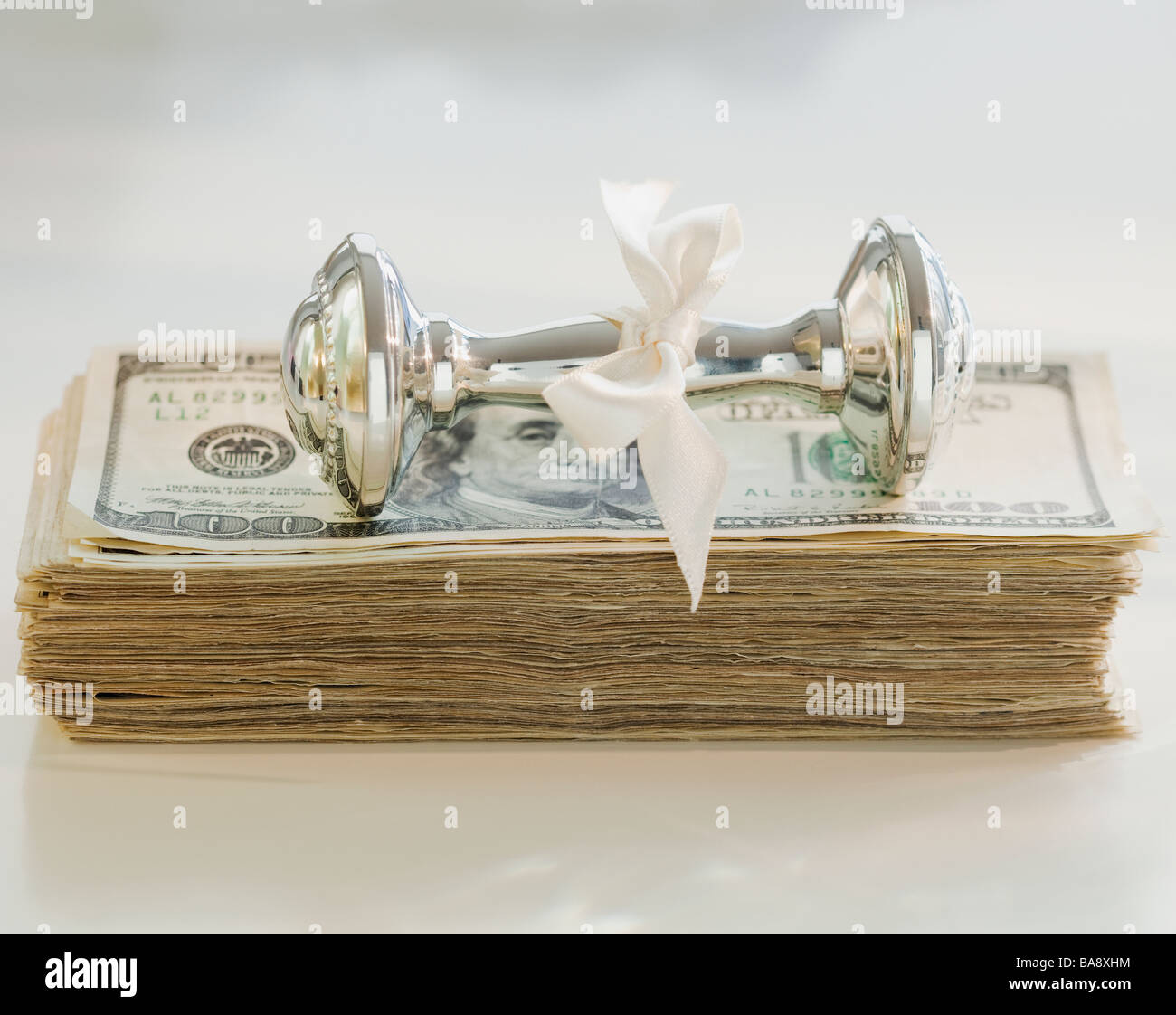 Hochet bébé argent sur pile de l'argent Banque D'Images