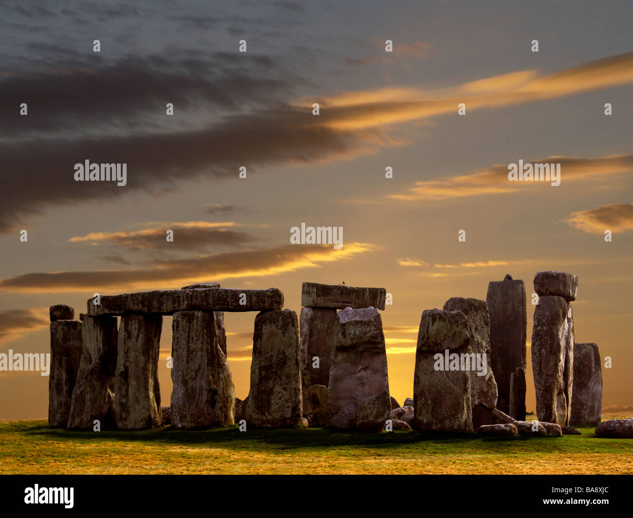 Stonehenge au crépuscule dans la plaine de Salisbury dans le Wiltshire dans le sud-ouest de l'Angleterre. Banque D'Images
