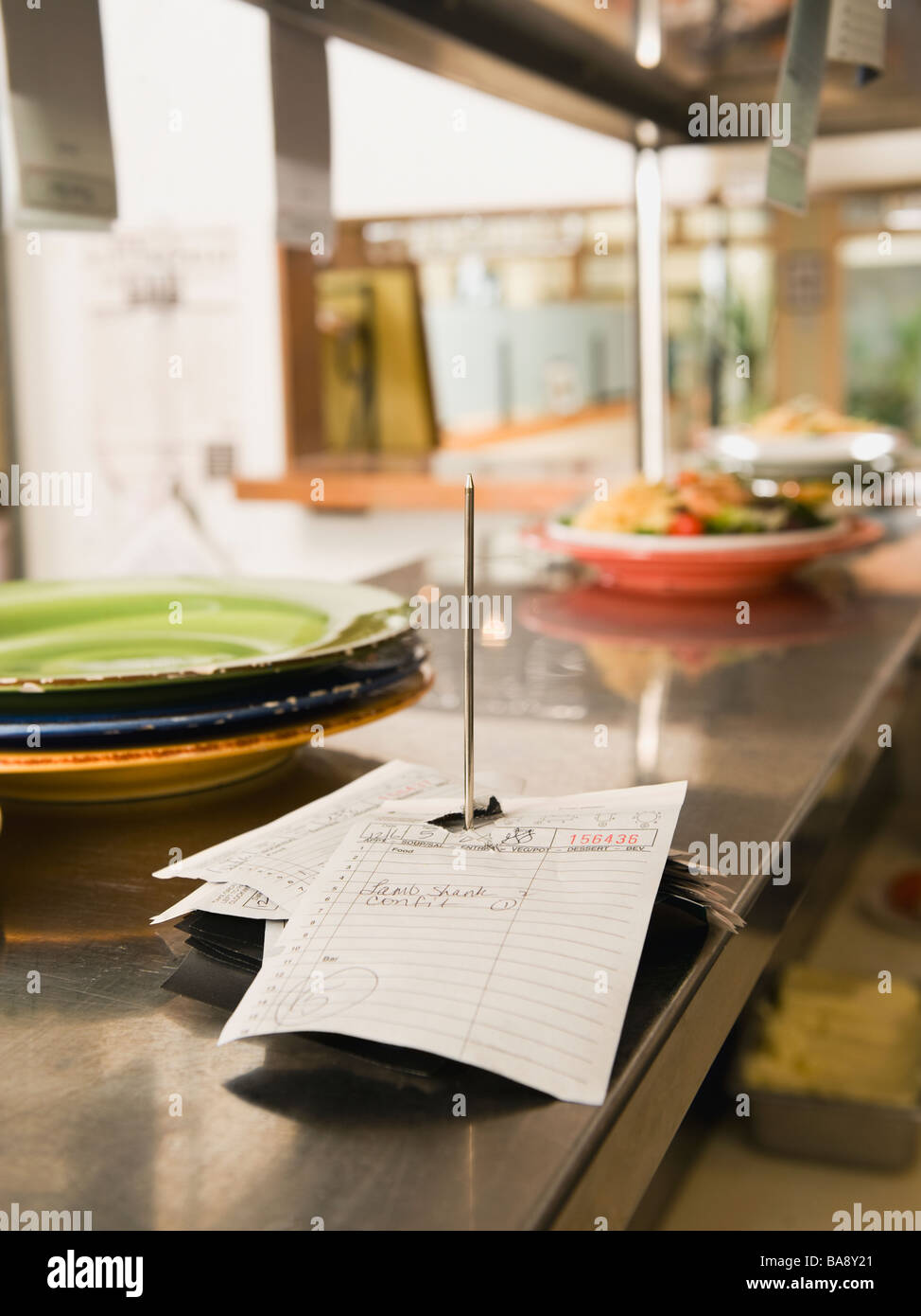Commande de nourriture spike in restaurant kitchen Banque D'Images