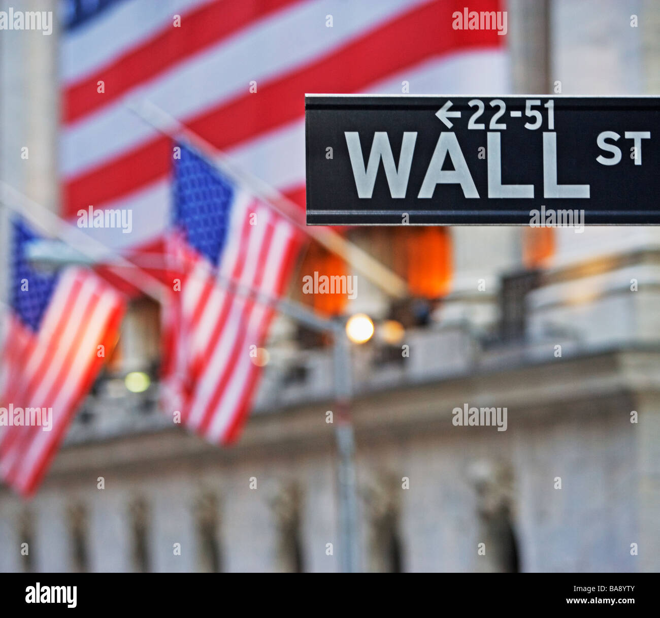 Wall Street signe et American flags Banque D'Images