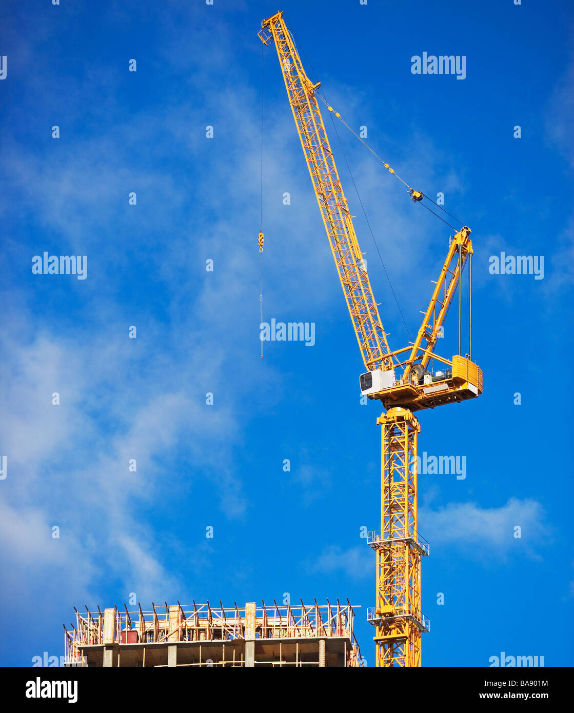 Bâtiment en construction et de grues. Banque D'Images