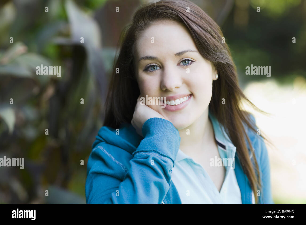 Portrait of teenage girl in park Banque D'Images