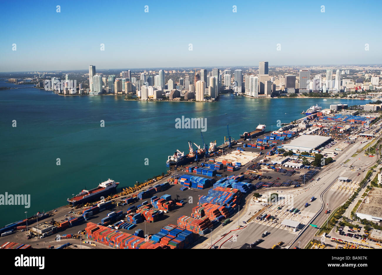 Vue aérienne de la ville au bord de l'eau et port Banque D'Images