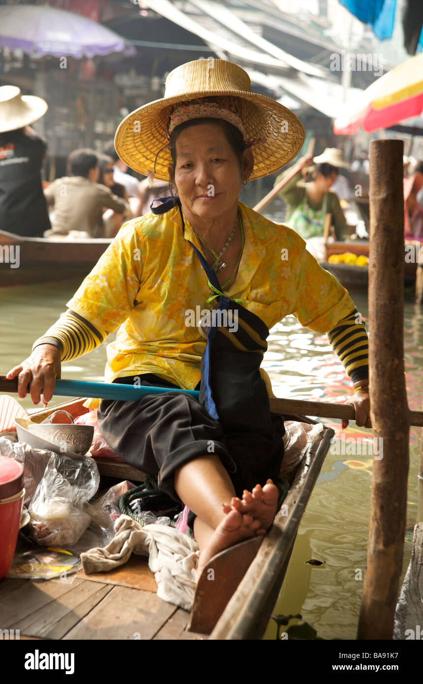 Une femme thaïlandaise portant un chapeau traditionnel thaïlandais sourires  assis sur son bateau au marché flottant près de Bangkok en Thaïlande Photo  Stock - Alamy