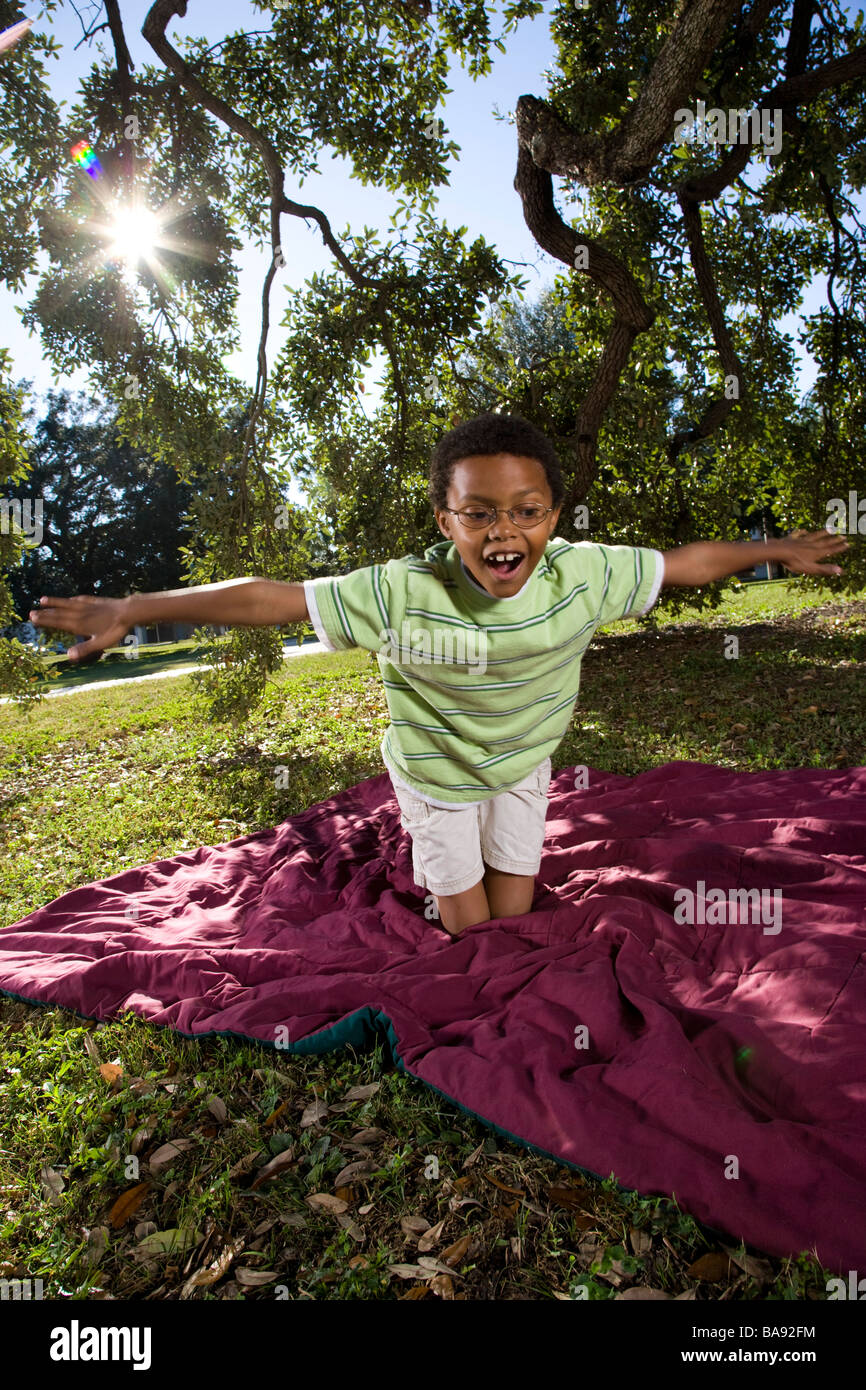 Portrait of African American boy avec les bras étendus dans park Banque D'Images