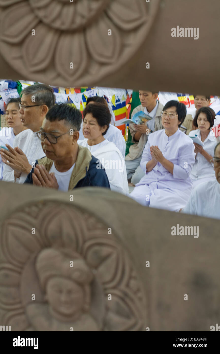 Pèlerins bouddhistes au temple de Mahabodhi à Bodhgaya, Inde Banque D'Images