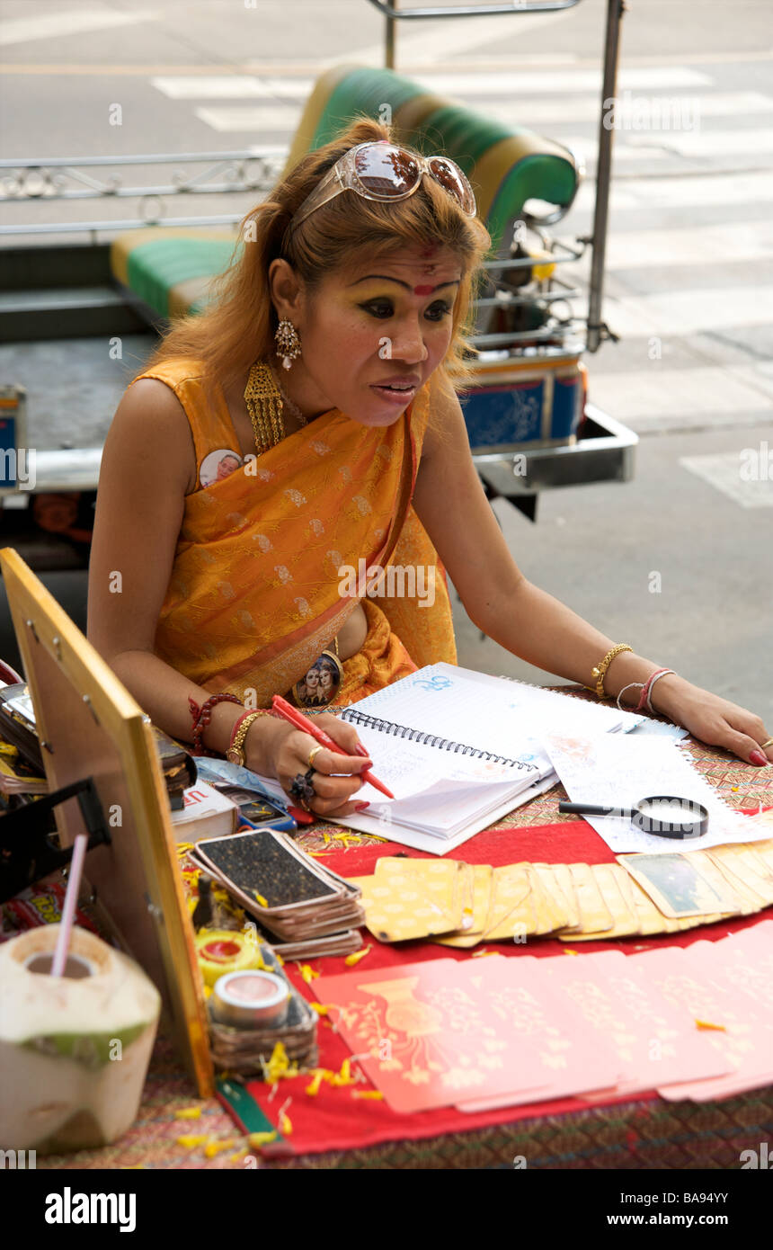 Fortune Teller hindou donnant des conseils près du Maha Uma Devi temple hindou Silom Road Bangkok Thaïlande Banque D'Images