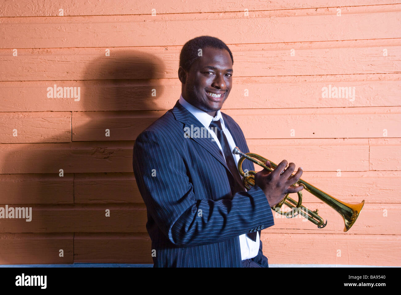 Musicien afro-américain tenant une trompette Banque D'Images