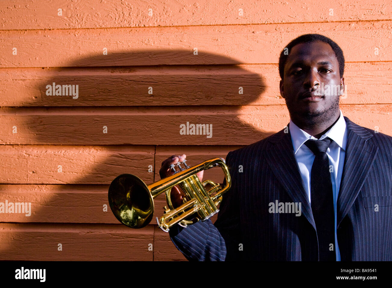 Musicien afro-américain tenant une trompette Banque D'Images