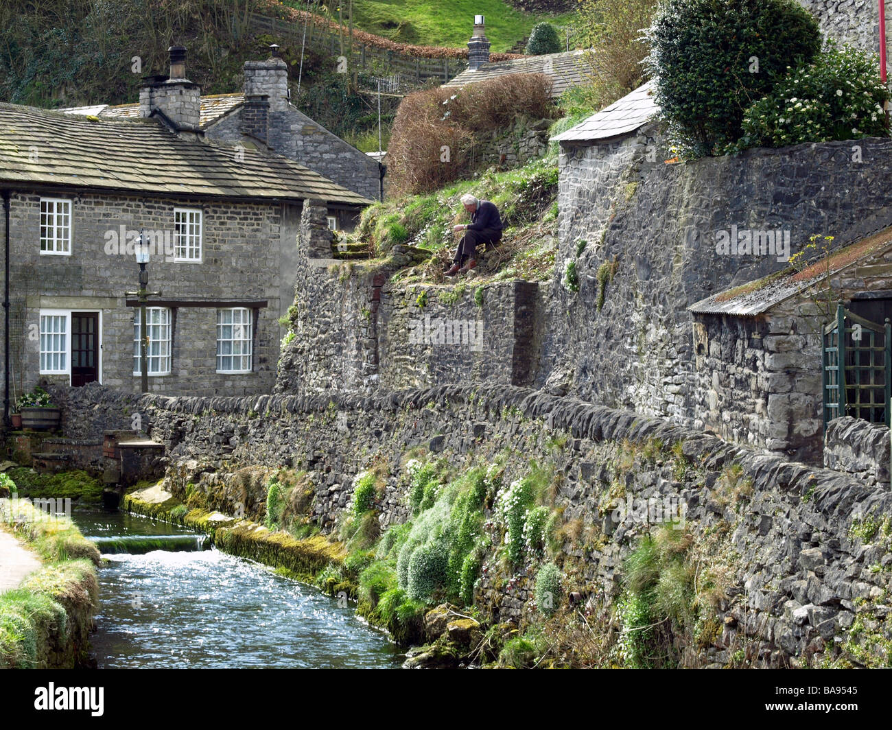 Peakshole,l'eau traverse le village de Castleton,après avoir quitté l'Peak Cavern. Banque D'Images