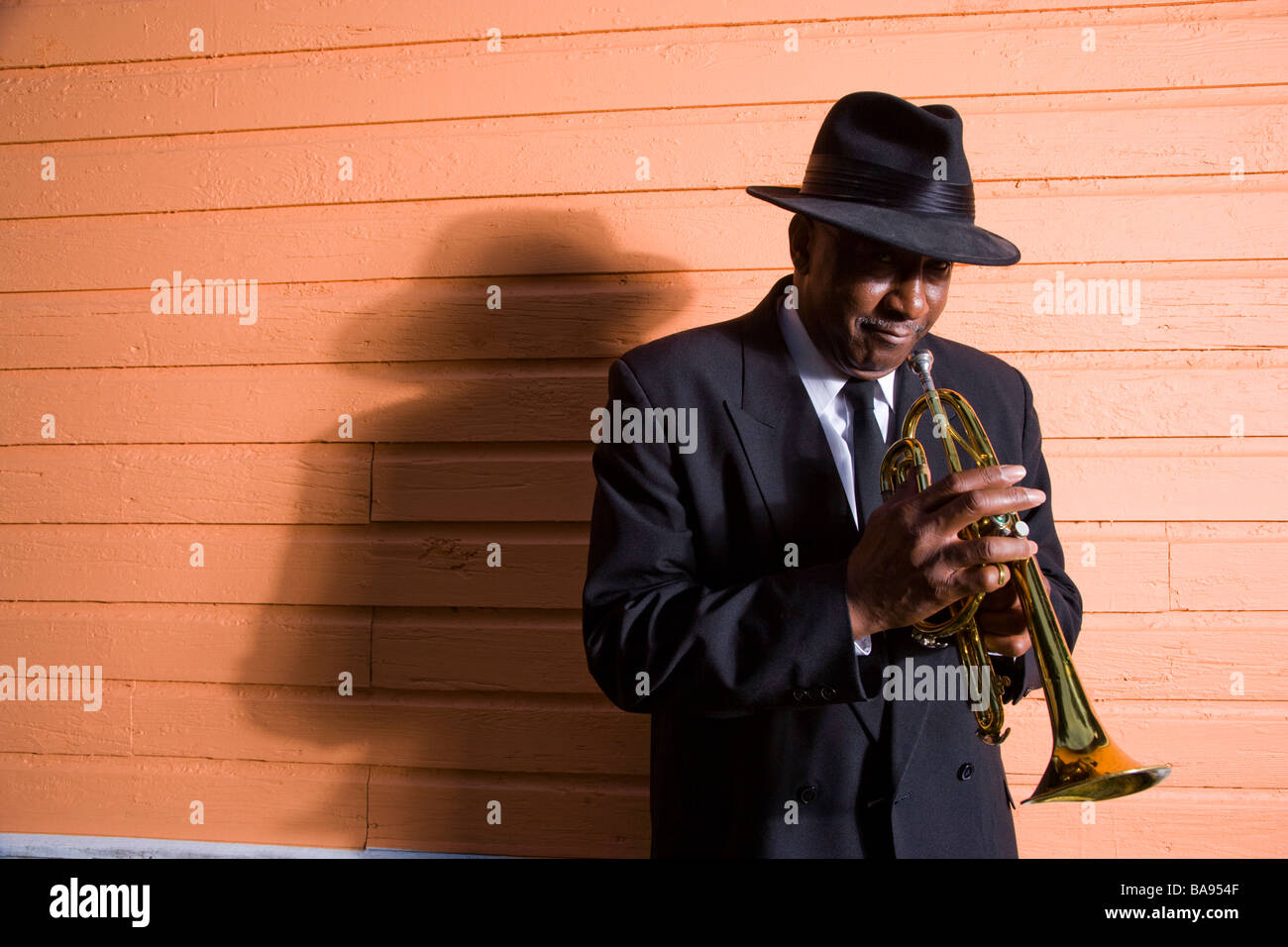 Portrait de senior African American musicien tenant une trompette Banque D'Images