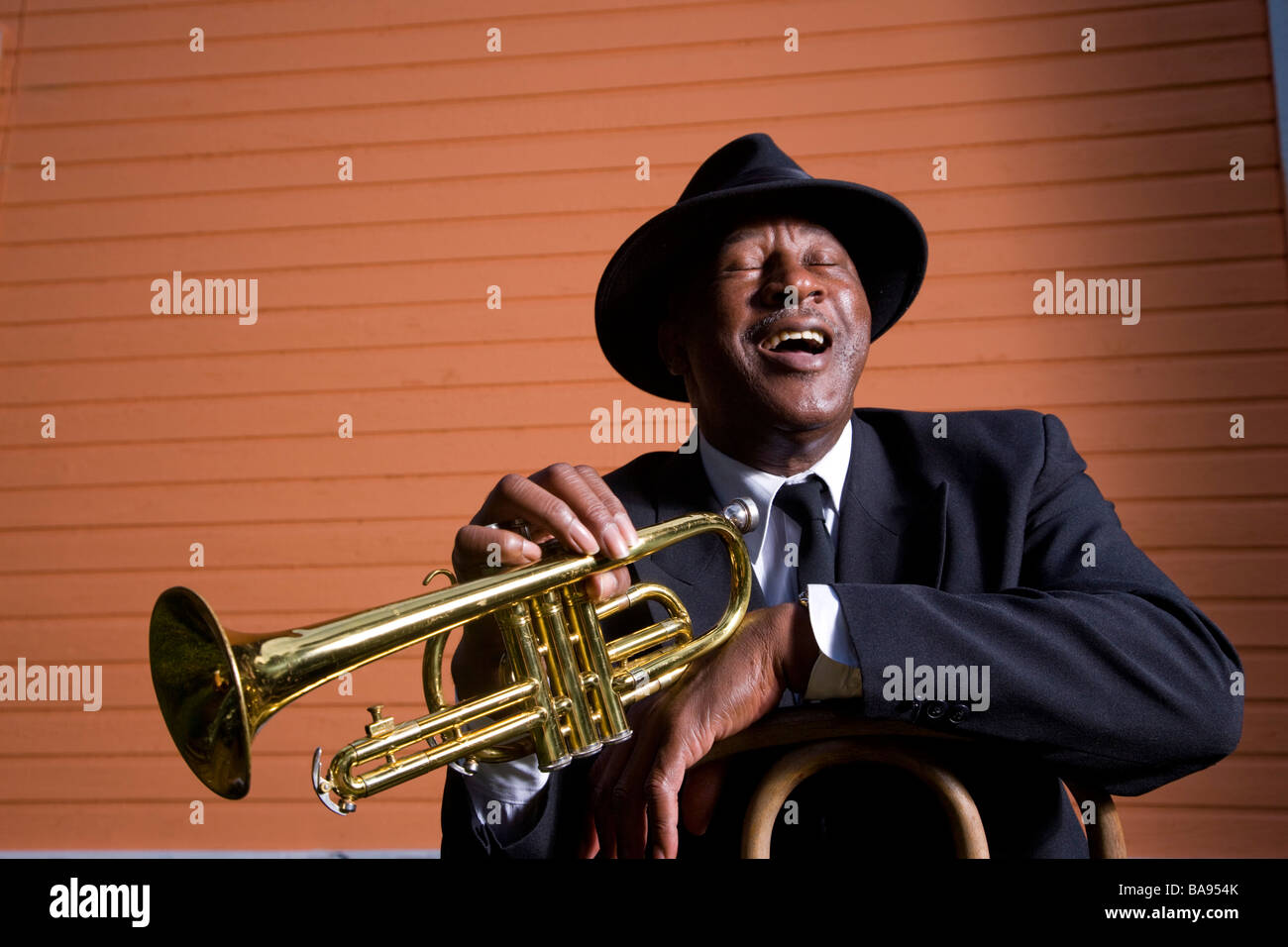 Portrait of happy senior African American musicien tenant une trompette Banque D'Images