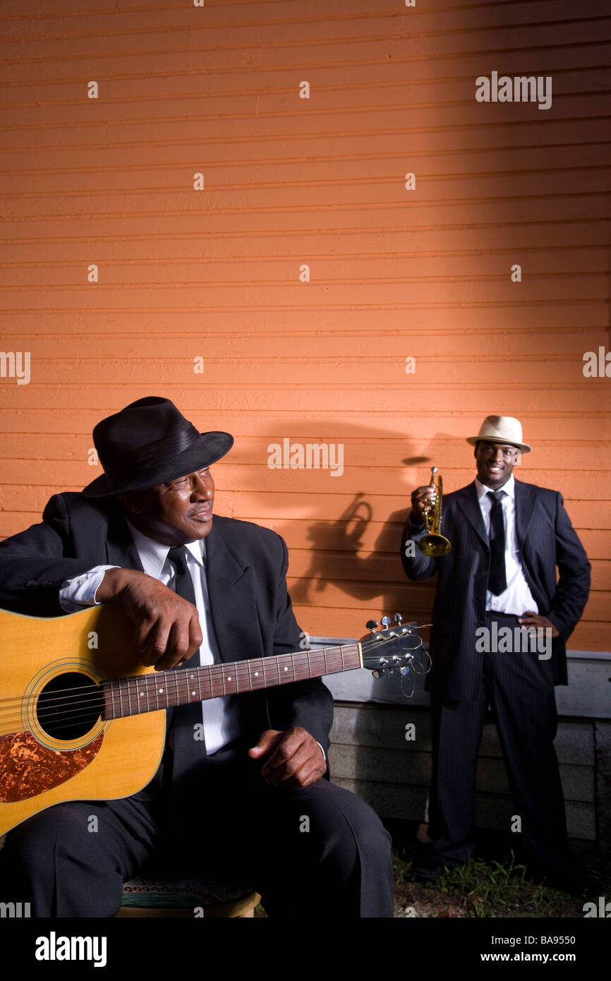 Portrait de musiciens de blues Afro-américains à l'extérieur chambre Banque D'Images