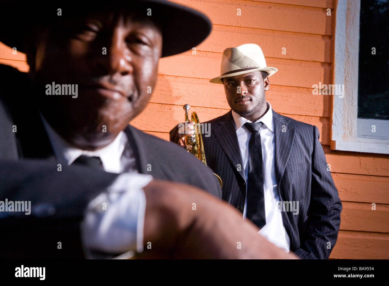 Portrait of African American musicien tenant une trompette, l'homme en premier plan Banque D'Images