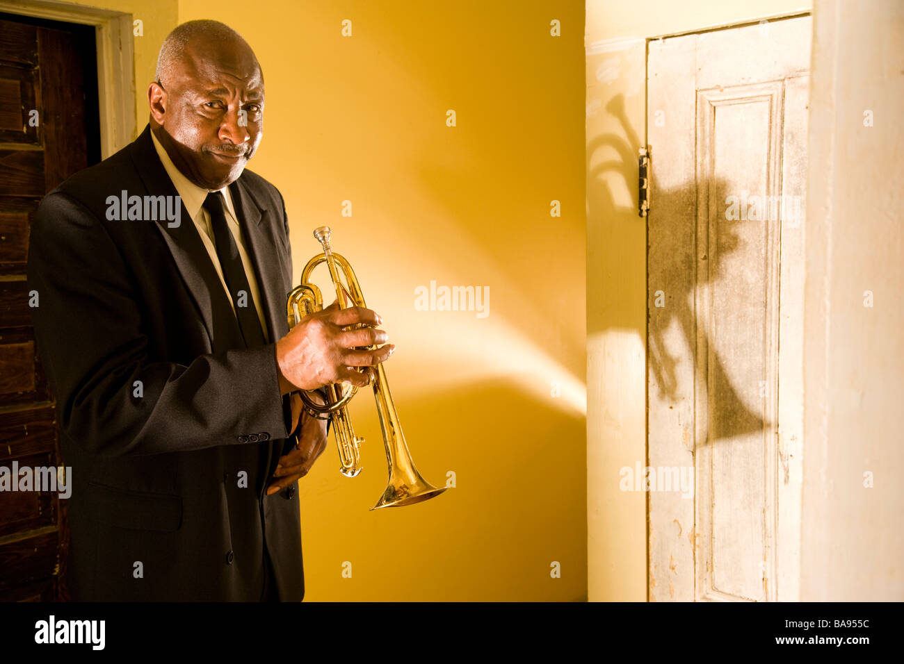 Senior African American musicien de jazz debout dans le couloir avec trompette Banque D'Images