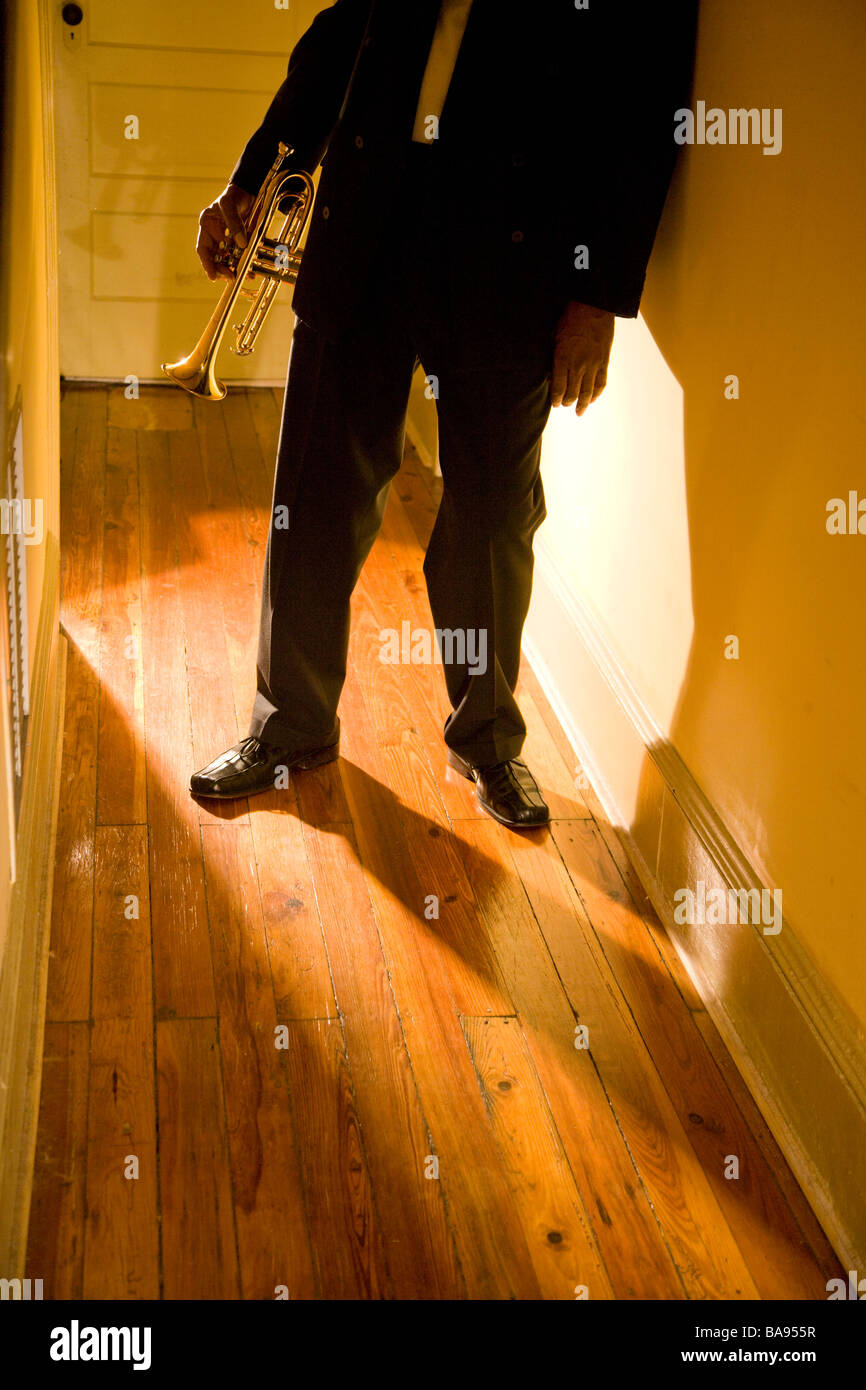 Portrait du musicien de jazz holding Trumpet in hallway Banque D'Images