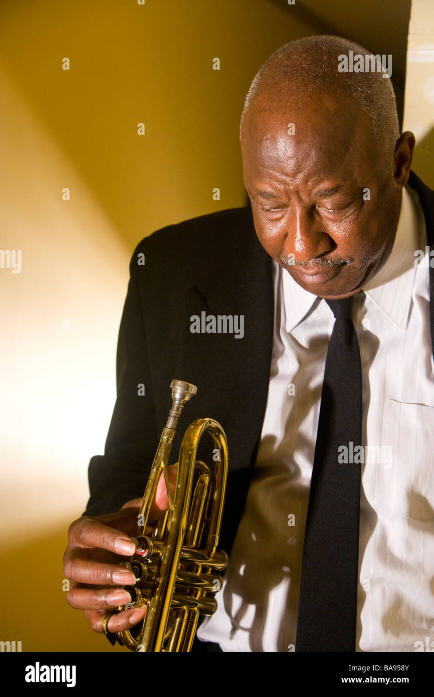 Senior African American musicien avec trompette, la tête en bas Banque D'Images