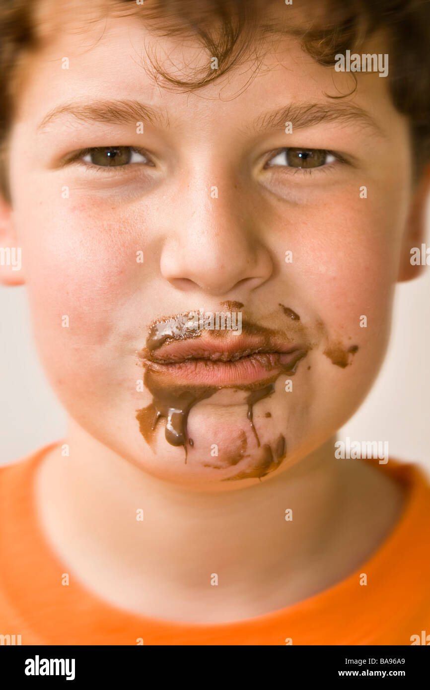 Enfant Qui Mange Le Chocolat Photo Stock Alamy