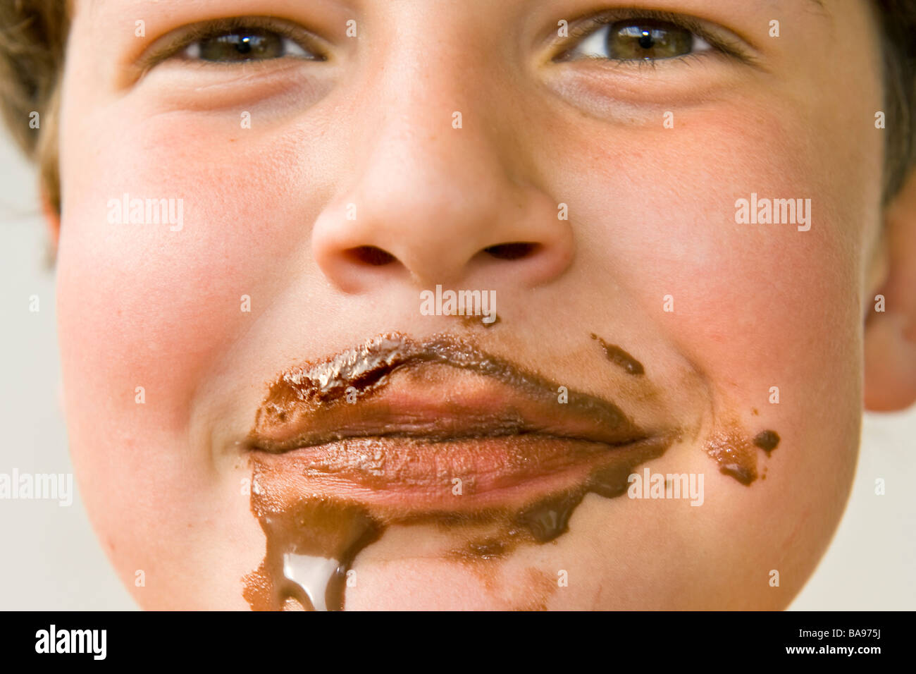 Enfant Qui Mange Le Chocolat Photo Stock Alamy