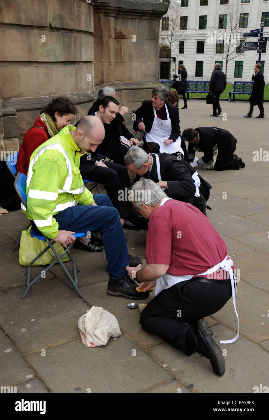 L'évêque de Birmingham le Rt Rv David Urquhart a rejoint le service de cireur Jeudi Saint à la Cathédrale de Saint Philippe Birmingham Banque D'Images