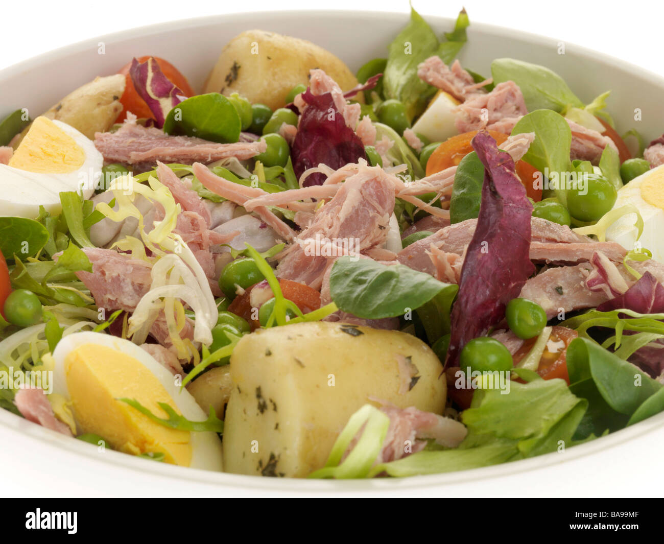 Thon frais sain Salade d'été isolé sur un fond blanc avec aucun peuple et un chemin de détourage Banque D'Images