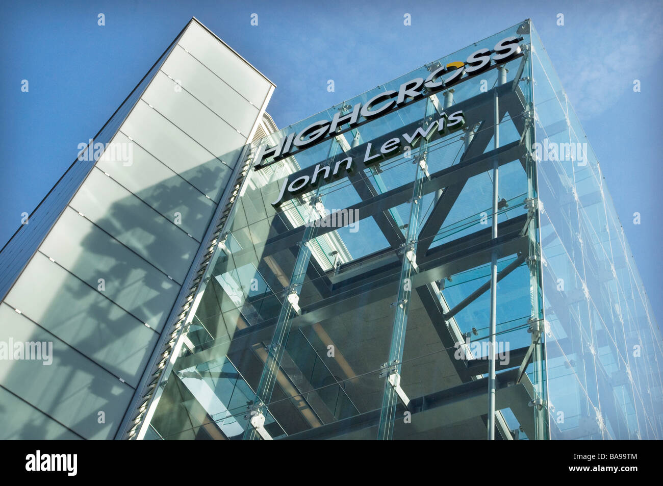 L'étonnante nouvelle de l'architecture moderne à la façade de verre en magasin John Lewis du centre commercial Highcross Leicester. Banque D'Images