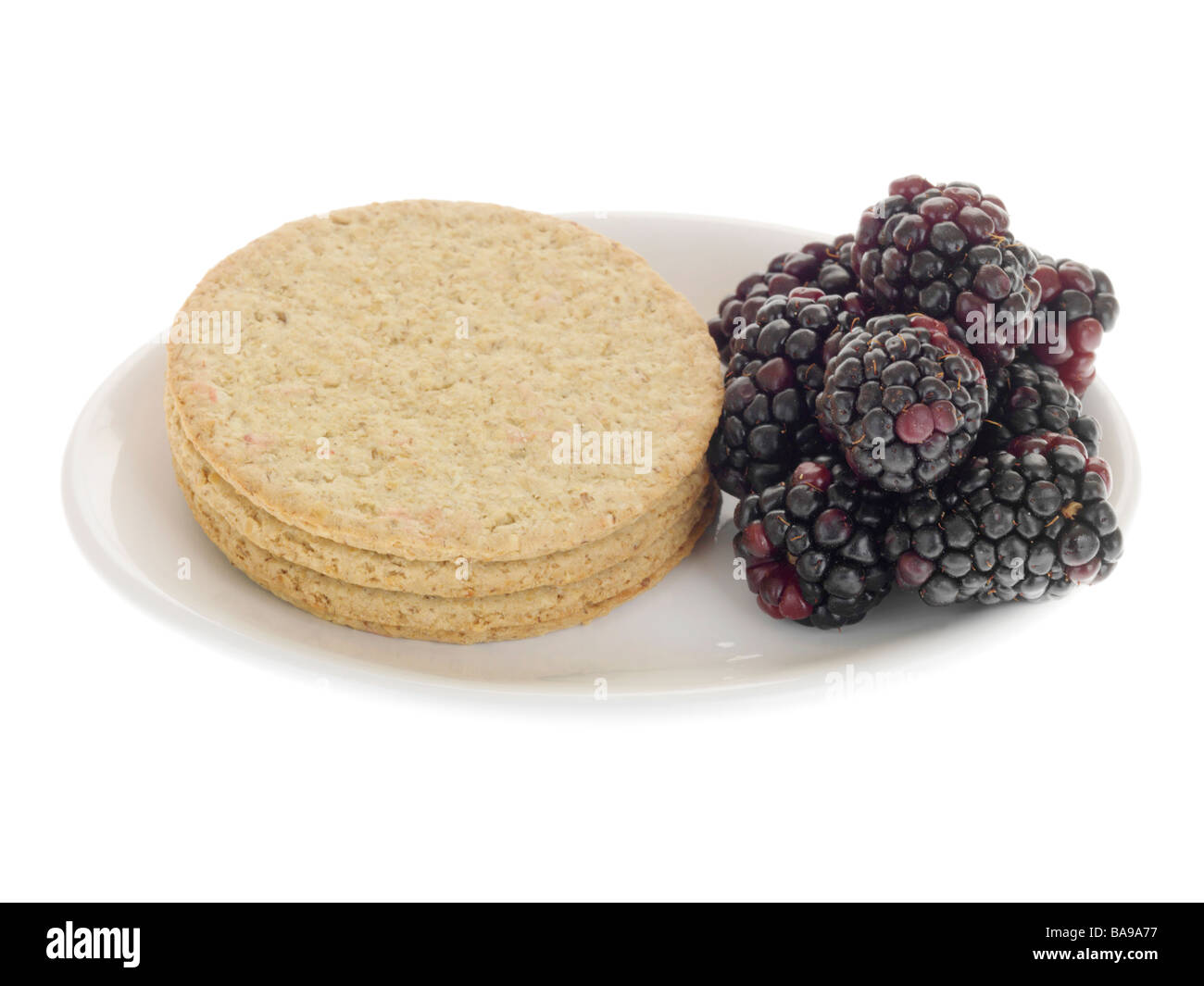 Frais sain d'été Mûres Mûres avec des biscuits Oatcake mince et croustillante isolés contre un fond blanc avec aucun peuple et un chemin de détourage Banque D'Images