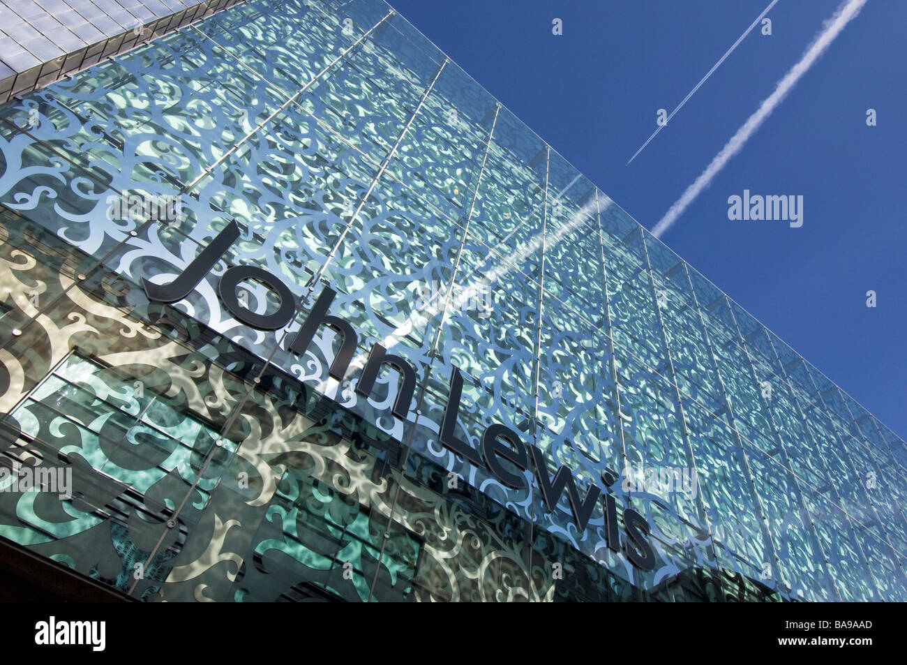 L'étonnante nouvelle de l'architecture moderne à la façade de verre en magasin John Lewis du centre commercial Highcross Leicester. Banque D'Images