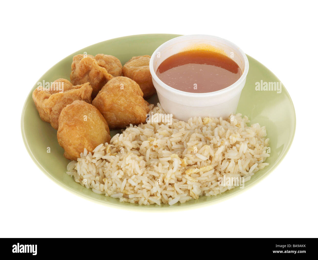 Authentique fraîchement cuisiné à la Chinoise Poulet aigre-doux avec des boules de riz isolé sur un fond blanc avec aucun peuple et un chemin de détourage Banque D'Images