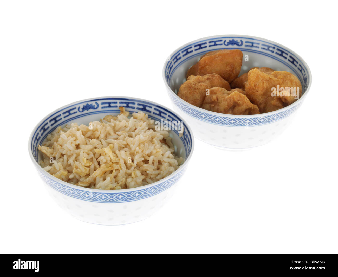 Authentique fraîchement cuisiné à la Chinoise Poulet aigre-doux avec des boules de riz isolé sur un fond blanc avec aucun peuple et un chemin de détourage Banque D'Images