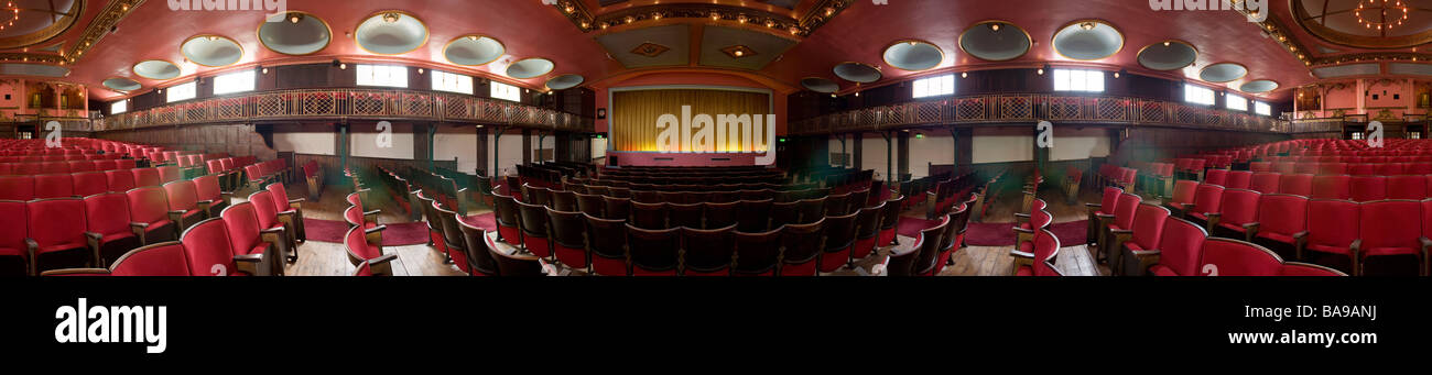 360º panorama de l'auditorium de l'intérieur de la Coupole Cinema, Worthing, West Sussex, UK Banque D'Images