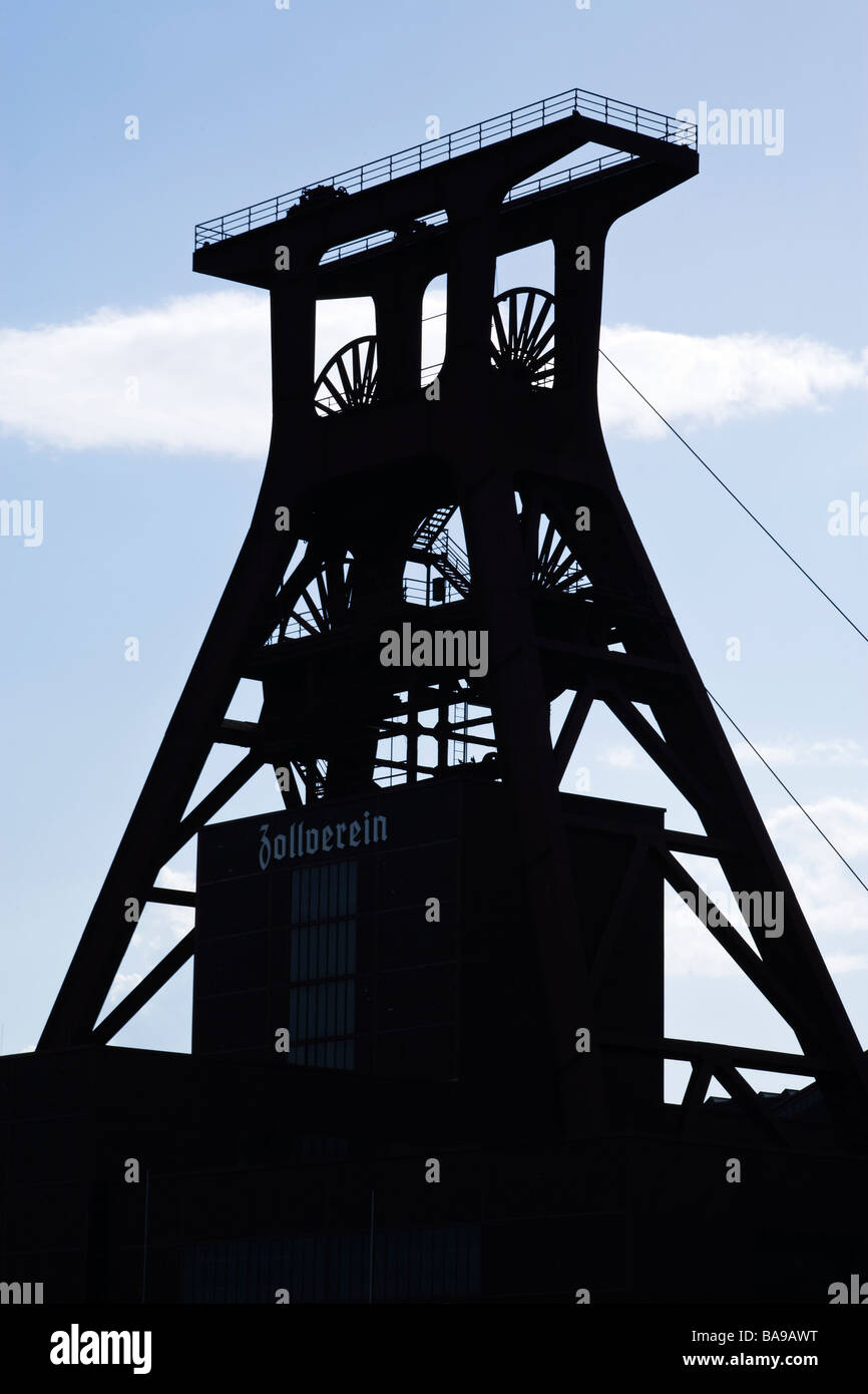 Châtelet de 12 l'arbre à l'UNESCO World Heritage site complexe industriel de la mine de charbon de Zollverein, Essen, silhouette, ciel du soir Banque D'Images