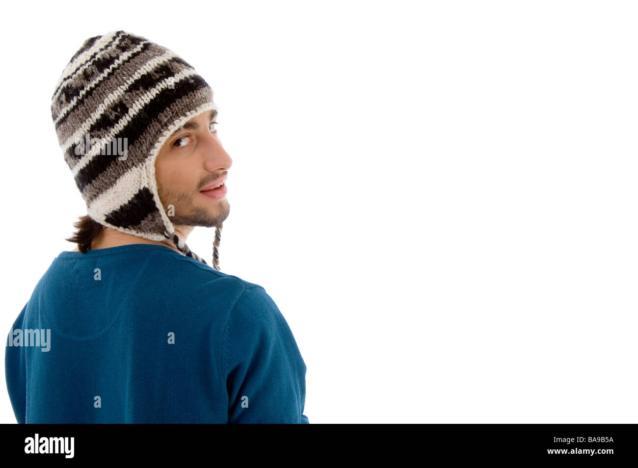 L'homme à côté et le port de bonnet de Banque D'Images