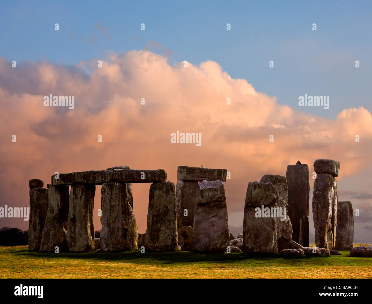 Stonehenge au coucher du soleil sur la plaine de Salisbury dans le Wiltshire dans le sud-ouest de l'Angleterre. Banque D'Images