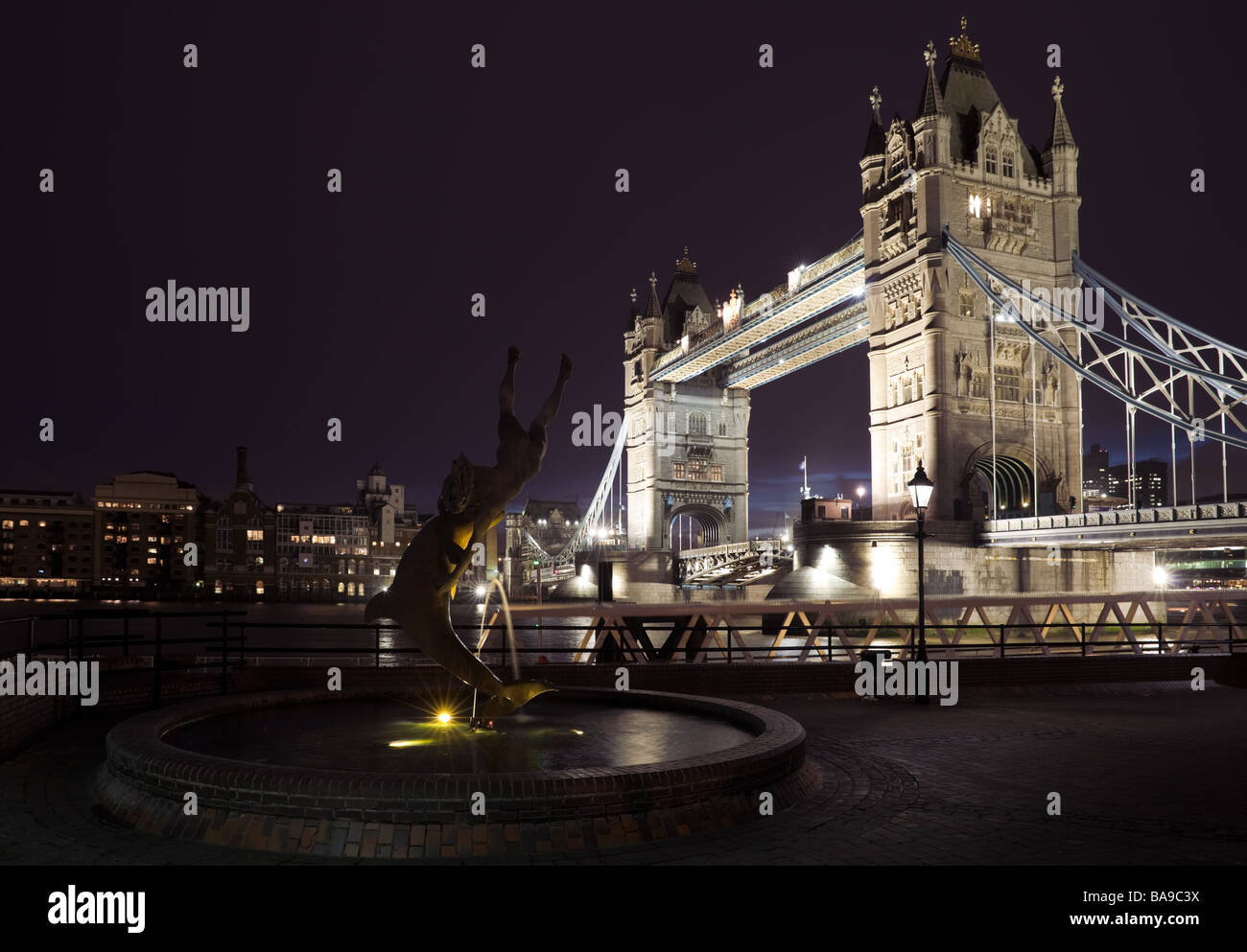 La Tamise et le Tower Bridge at Night Banque D'Images