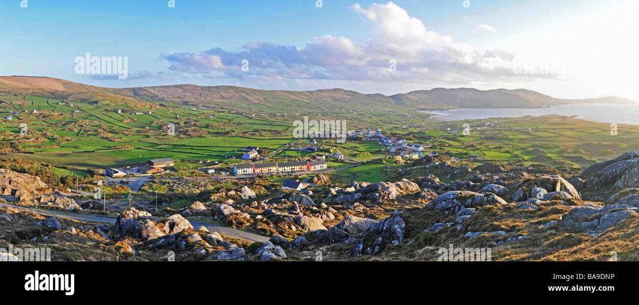 Vue panoramique des montagnes de Slieve Miskish, Co.Cork, Irlande montrant Allihies Village de distance Banque D'Images