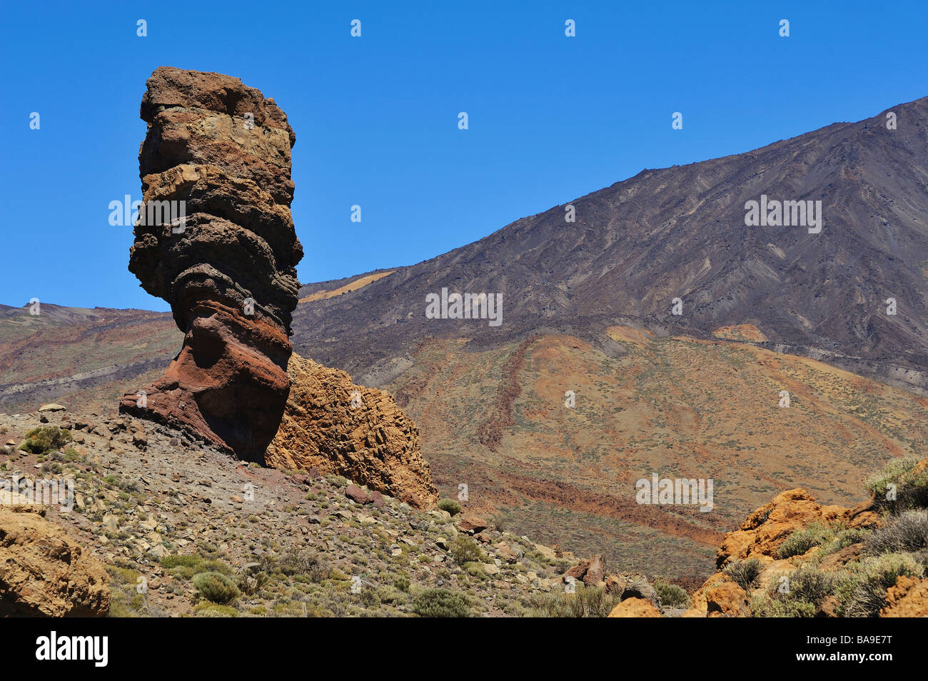 Image paysage montrant une grande formation rocheuse (Los Roques) au Parc National de Teide à Ténérife Banque D'Images