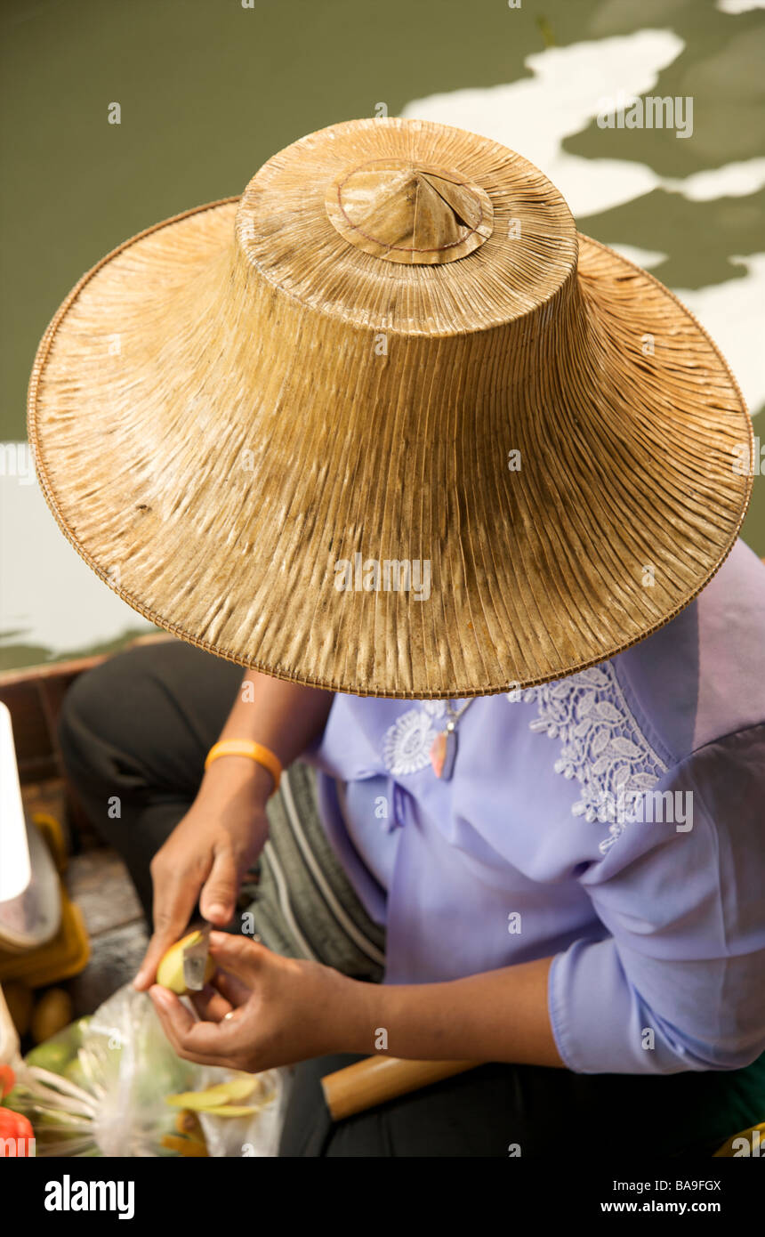 Le chapeau traditionnel distinctif porté par les thaïlandais dans les  marchés, les champs et la campagne de la Thaïlande Photo Stock - Alamy