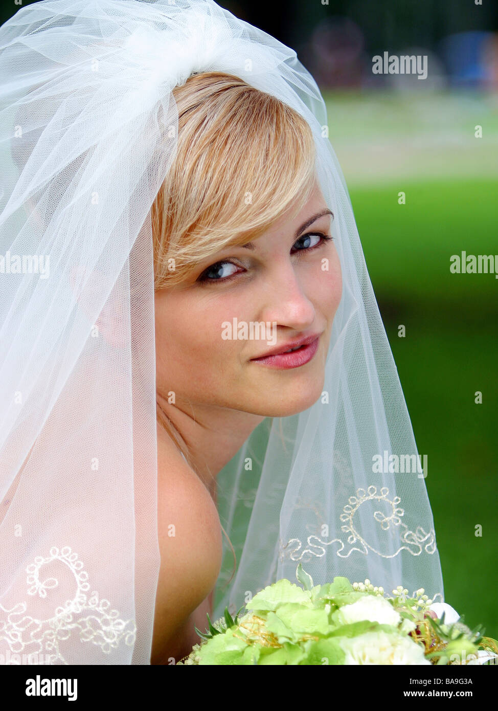 Portrait de bride avec bouquet et voile Banque D'Images