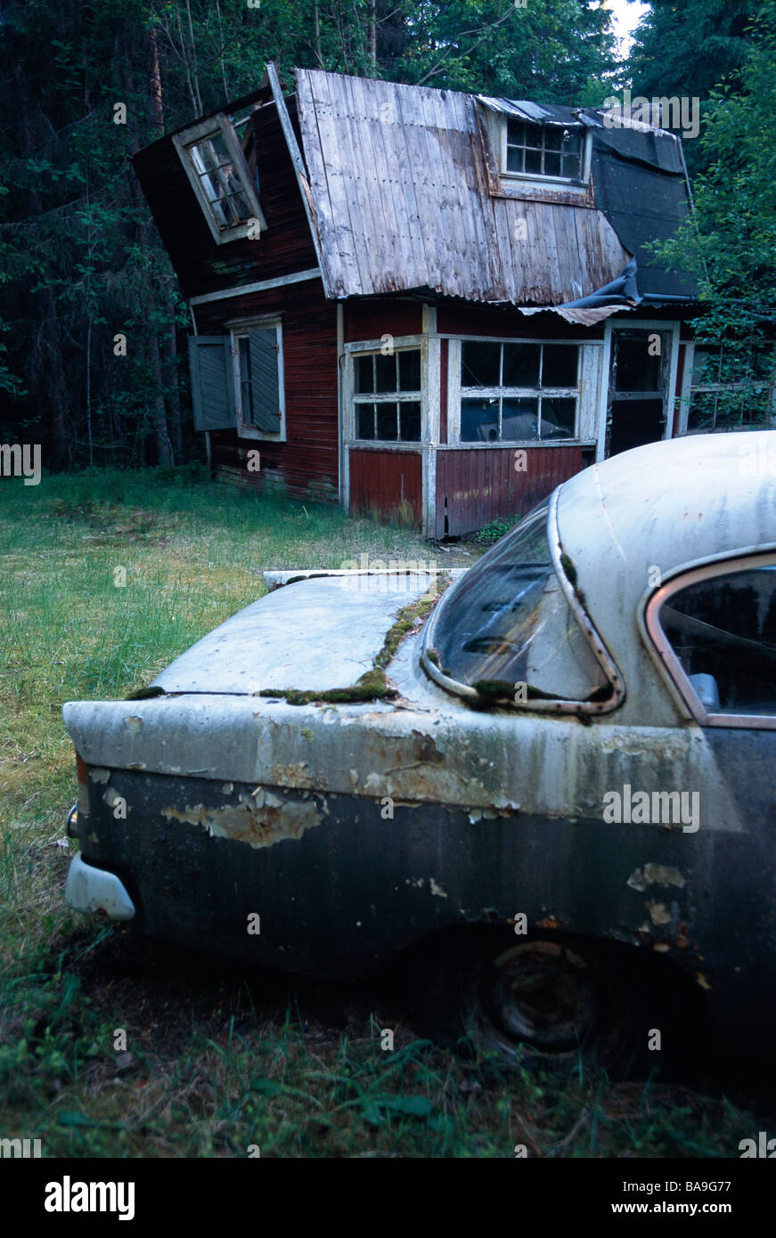 Une voiture délabrée sur un morceau de terre à l'abandon de la Suède Banque D'Images