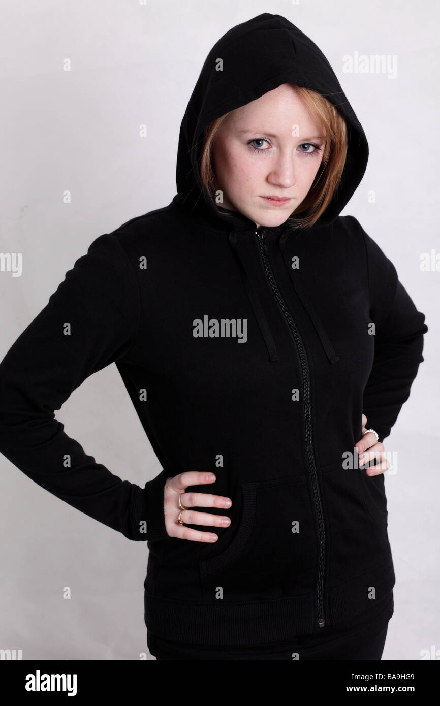 Blonde woman in a black hoodie - série de questions sociales de la jeunesse Banque D'Images